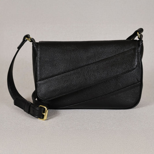 Bag Black color, Authentic Italian Leather. Front View